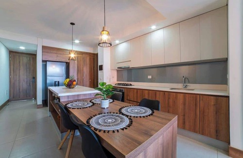 Granada Apartment | H307 - Beautiful 2-Bed | 2-Bath | Pool + Parking