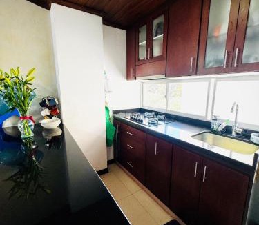 Duitama House | Habitación central con balcón, baño privado y parqueadero