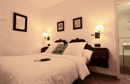 Soacha Bed & Breakfast | Habitación doble + nevera personal. television + parabolica, wifi y baño privado