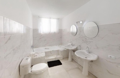 San Fernando Hostel | Habitaciones triples espaciosas con baños privados en Maspalomas