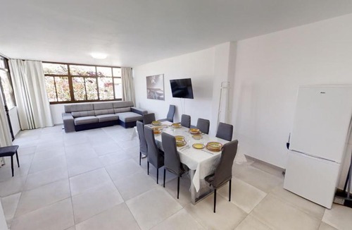 San Fernando Hostel | Habitaciones triples espaciosas con baños privados en Maspalomas