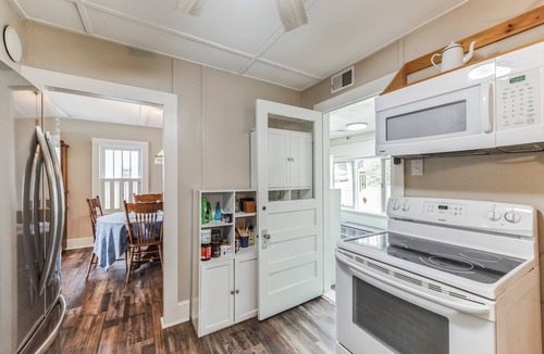 Carbondale Cottage | Hack's Lakefront Hideaway @ Newton Lake with AC/Heat/Wifi @ Pet Friendly