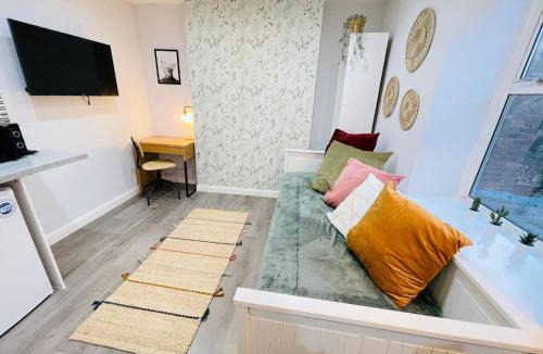 Upper Clapton Apartment | Hackney Studios by Sleepy
