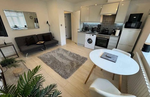 Benfleet Condo | Hadleigh Hideout - Modern Apartment with Parking