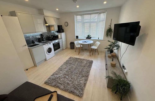 Benfleet Condo | Hadleigh Hideout - Modern Apartment with Parking