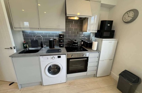 Benfleet Condo | Hadleigh Hideout - Modern Apartment with Parking