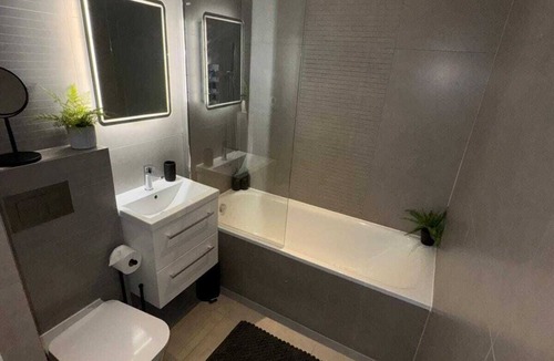 Benfleet Condo | Hadleigh Hideout - Modern Apartment with Parking