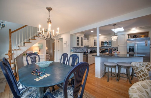 Narragansett Pier House | Hadley Seaside Cottage July&Aug wks available! 1 block to beach, passes included