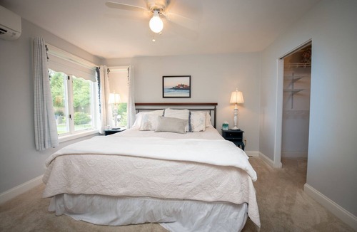 Narragansett Pier House | Hadley Seaside Cottage July&Aug wks available! 1 block to beach, passes included