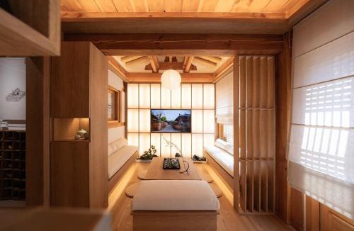 Jongno Villa | Haeon Seoul,2층 한옥 독채,서울 핫플 중심가에 위치,주요 핫플 도보 이동,테라스,지하철과공항버스5분,종로,익선동,경복궁,북촌한옥마을,명동