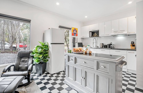 Echunga Cottage | Hahndorf Providence Cottage 30 minutes from the CBD. Pet friendly. Outdoor bath