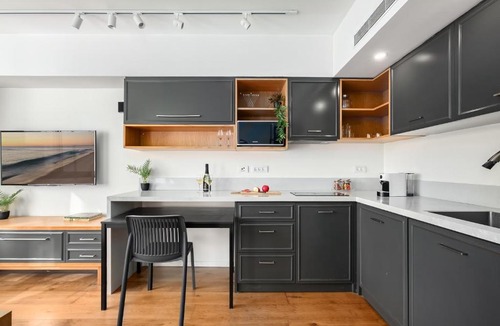 Haifa Apartment | Haifa Beachside Chic Stay