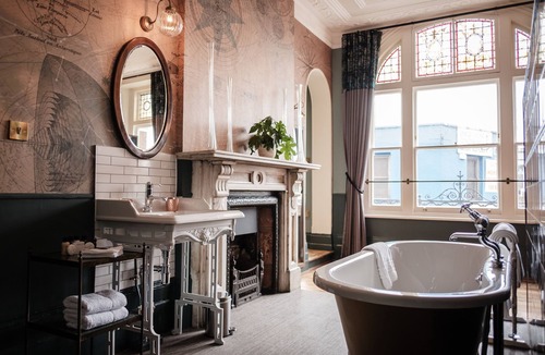 Herne Hill Hotel | Half Moon