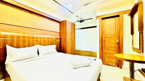 Thousand Lights Hotel | Half Moon Grand