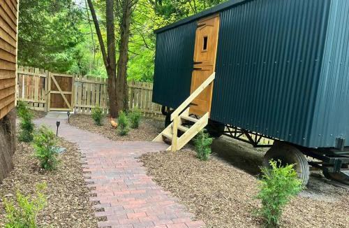 Plumpton Green Cabin | Half Moon Shepherds Huts