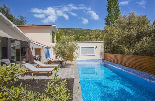 Islamlar House | Half Moon Villa 1- Stunning Luxurious Hillside 2 Bedroom Villa