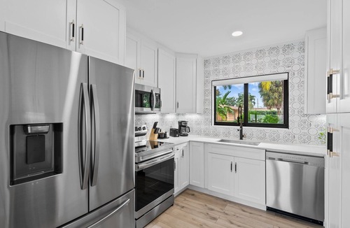 Hallandale Beach House | Hallandale Beach | Saltwater Jacuzzi | 3BR Escape! | Near Beach & Aventura