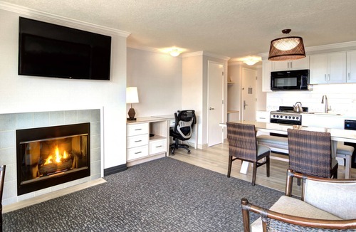 Downtown Cannon Beach Hotel | Hallmark Resort - Cannon Beach