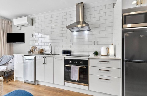 Hamilton Apartment | Hamilton High-Rise - Beauty and Balloons
