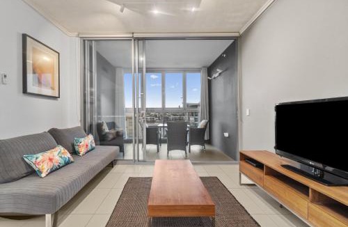 Hamilton Apartment | Hamilton Riverview Apt with Balcony & Pool