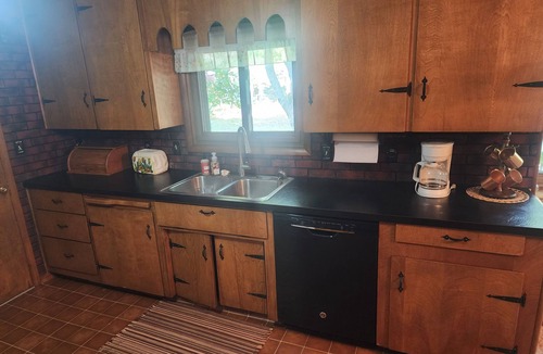 Uniontown House | Hamilton's Hideaway, 3 Bdrm, Amazing 70s Retro Home, 15 mins to NFL Hall Of Fame