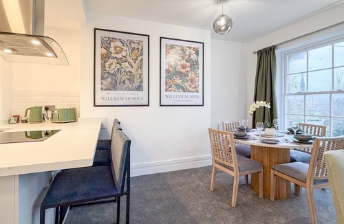 Birkenhead Apartment | Hamilton Square 2 - an apartment that sleeps 6 guests in 2 bedrooms