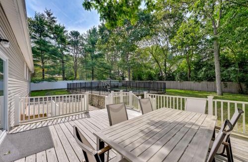 Hampton Bays House | Hampton Bays Retreat: Walk to Squires Beach!