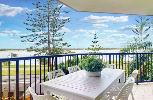 Biggera Waters Apartment | Hampton Beachside Apartment