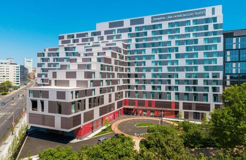 D Street - West Broadway Hotel | Hampton by Hilton at the Boston Seaport District
