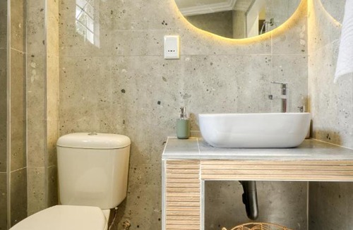 Windermere Apartment | Hampton Collection - 2 Sleeper Serviced Studio Apartment with Pool