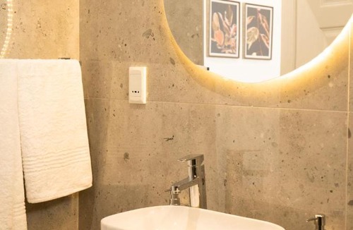 Windermere Apartment | Hampton Collection - Contemporary 3 Sleeper Serviced Apartment with Pool