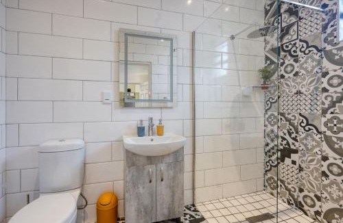 Windermere Apartment | Hampton Collection - Stylish 3 Sleeper Serviced Apartment with Pool