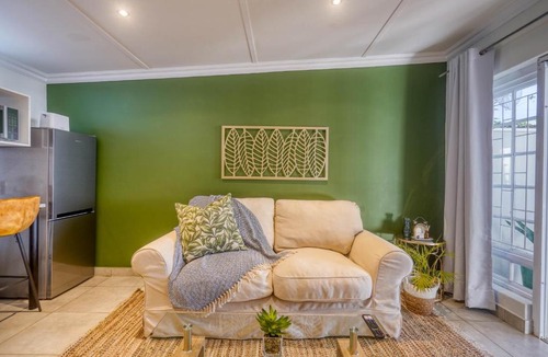 Windermere Apartment | Hampton Collection - Trendy 2 Sleeper Serviced Apartment with Pool