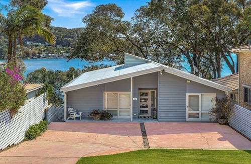 Pretty Beach Central Coast House | Hampton Cottage by HolidayCo.