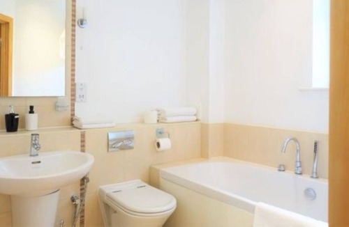 Richmond-upon-Thames Apartment | Hampton Ct 2 beds with balcony
