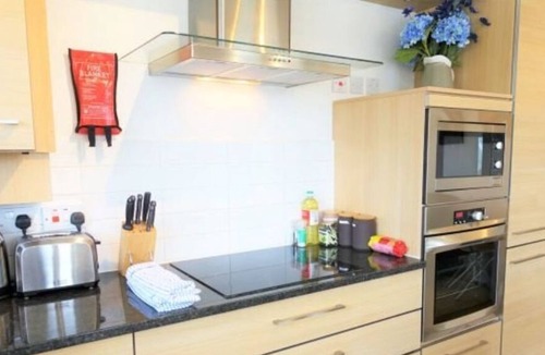 Richmond-upon-Thames Apartment | Hampton Ct 2 beds with balcony