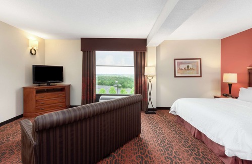 Branson Theater District Hotel | Hampton Inn by Hilton Branson on the Strip