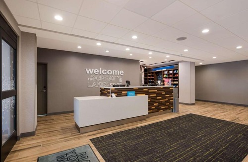 Southfield Hotel | Hampton Inn by Hilton Detroit Southfield