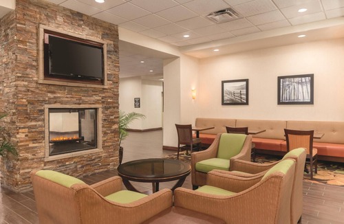 Southeast Edmonton Hotel | Hampton Inn by Hilton Edmonton/South, Alberta, Canada