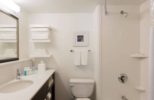 Colgate Hotel | Hampton Inn by Hilton Milwaukee Northwest