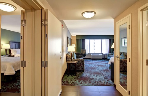 Airport Corporate Hotel | Hampton Inn by Hilton Toronto Airport Corporate Centre
