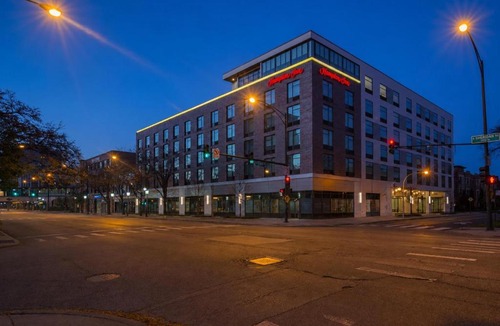 Rogers Park Hotel | Hampton Inn Chicago North-Loyola Station, Il