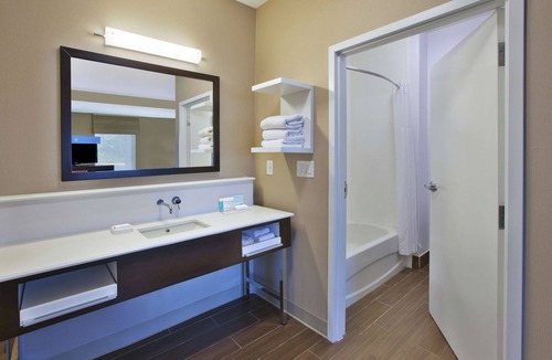 Commerce Township Hotel | Hampton Inn Commerce Novi