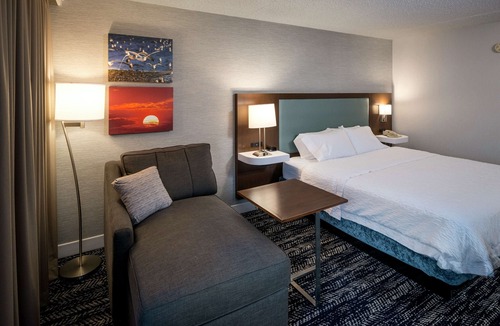 Commack Hotel | Hampton Inn Long Island/Commack