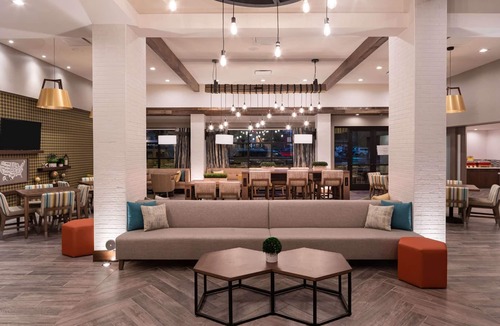 Downtown Riverside Hotel | Hampton Inn Riverside Downtown Convention Center