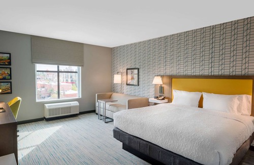 Downtown Riverside Hotel | Hampton Inn Riverside Downtown Convention Center