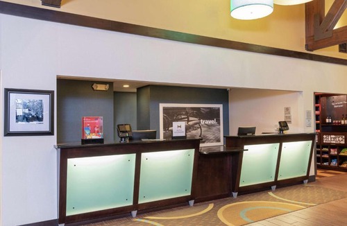 Middleburg Heights Hotel | Hampton Inn & Suites Cleveland-Airport/Middleburg Heights