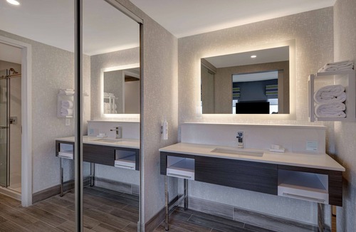 Burlington Hotel | Hampton Inn & Suites by Hilton Burlington Toronto