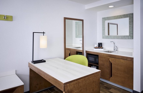 Windsor Hotel | Hampton Inn & Suites by Hilton Windsor
