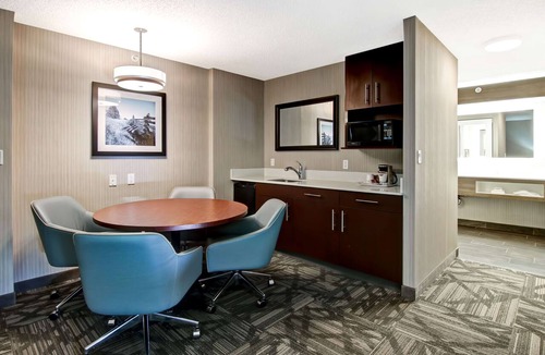 Calgary Hotel | Hampton Inn & Suites by Hilton Calgary-Airport